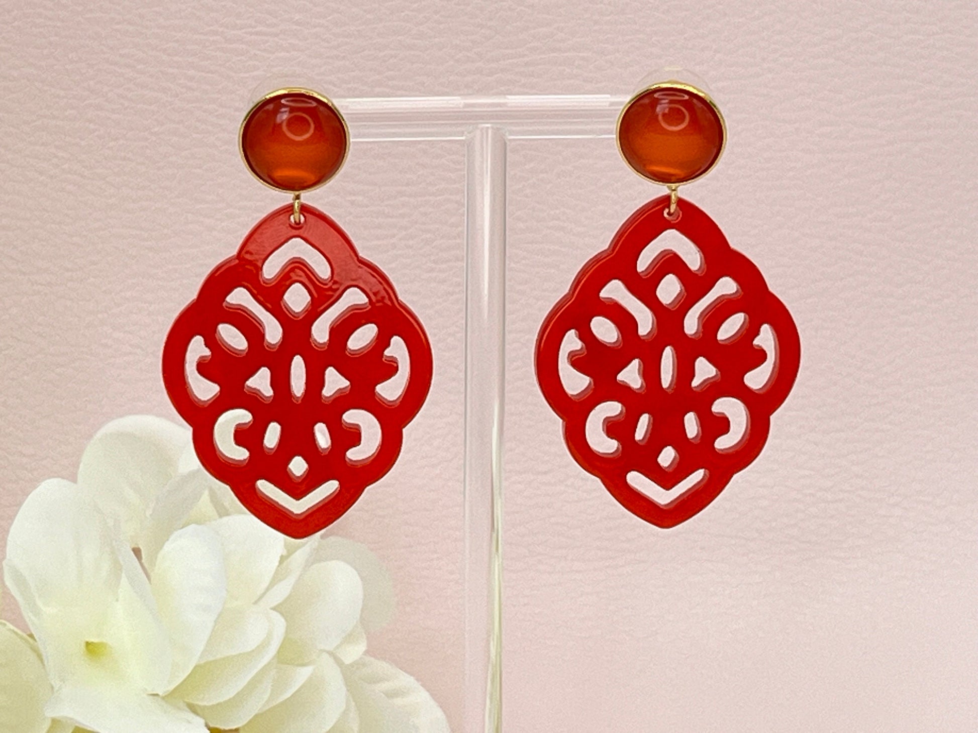 Leichte Ornamentohrringe, Hängeohrringe an vergoldeten Ohrsteckern mit Cabochons in Rot - Laury goes Marrakesh
