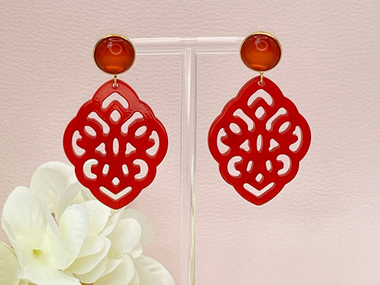 Leichte Ornamentohrringe, Hängeohrringe an vergoldeten Ohrsteckern mit Cabochons in Rot - Laury goes Marrakesh