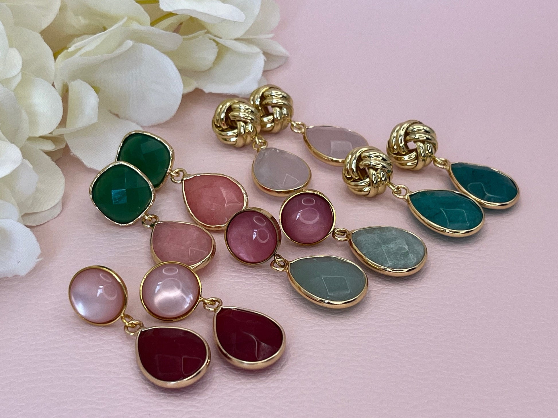 Tropfenohrringe mit mintgrünen Jadetropfen an Edelstahl Ohrsteckern mit rosa Cabochons, elegante Statementohrringe - Laury goes Hamburg