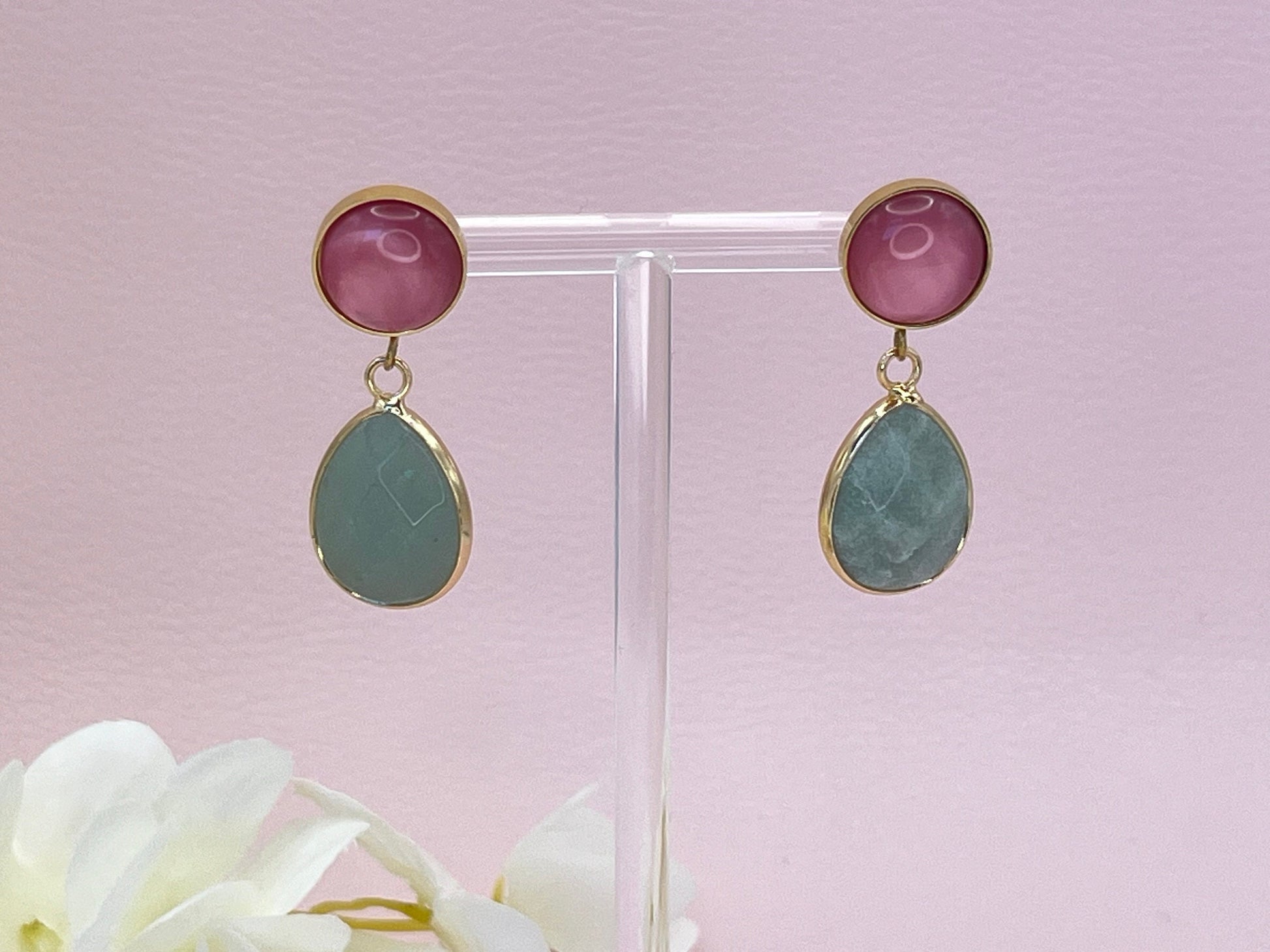 Tropfenohrringe mit mintgrünen Jadetropfen an Edelstahl Ohrsteckern mit rosa Cabochons, elegante Statementohrringe - Laury goes Hamburg