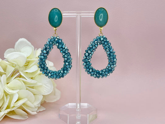 Glitzer Statement Ohrringe mit Tropfen aus Facettperlen an vergoldeten Steckern mit Jade Cabochons Türkis - Laury goes Côtes d‘Azure
