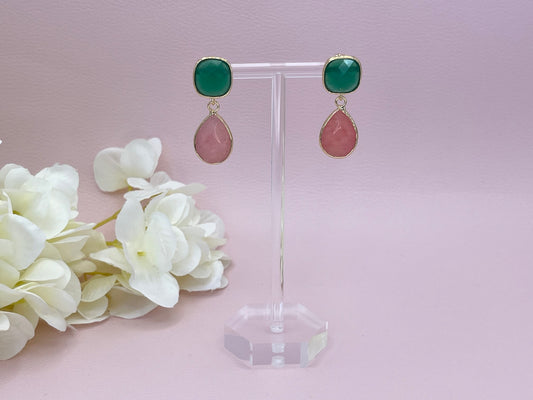 Tropfenohrringe mit rosa Jadetropfen an vergoldeten grünen Kristallglassteckern, elegante Statement Ohrringe - Laury goes Hamburg