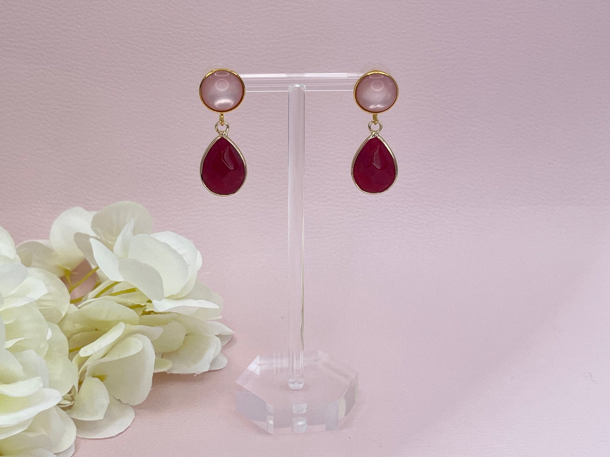 Tropfenohrringe mit roten Jadetropfen an vergoldeten Ohrsteckern mit rosa Cabochons, elegante Statement Ohrringe - Laury goes Hamburg