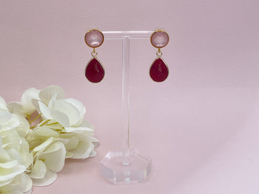 Tropfenohrringe mit roten Jadetropfen an vergoldeten Ohrsteckern mit rosa Cabochons, elegante Statement Ohrringe - Laury goes Hamburg