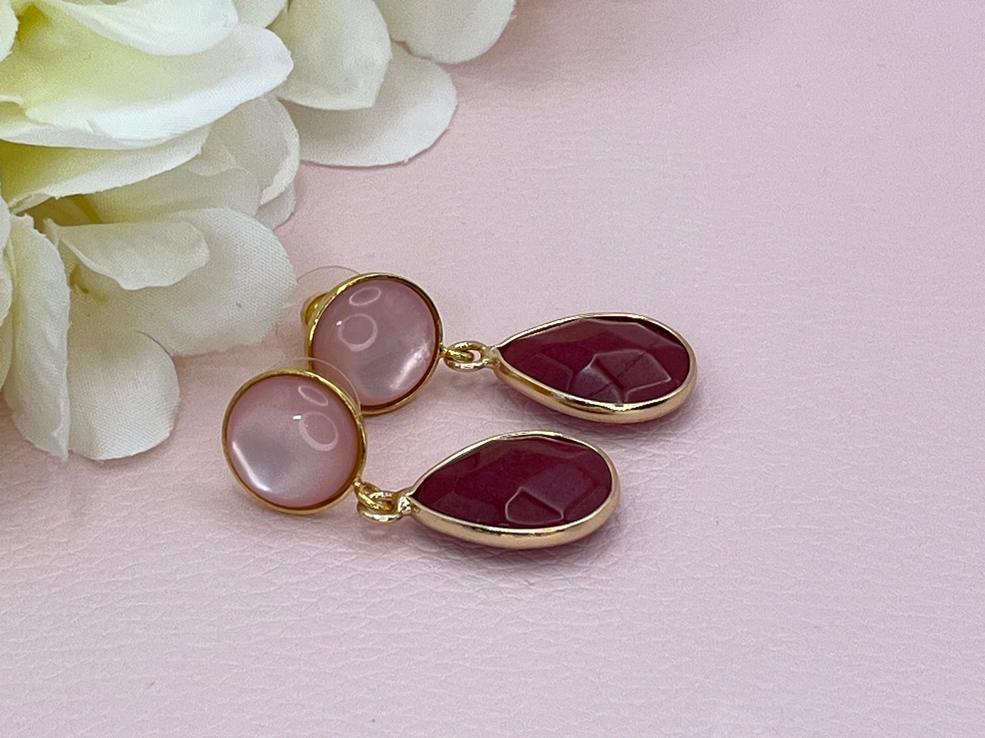 Tropfenohrringe mit roten Jadetropfen an vergoldeten Ohrsteckern mit rosa Cabochons, elegante Statement Ohrringe - Laury goes Hamburg