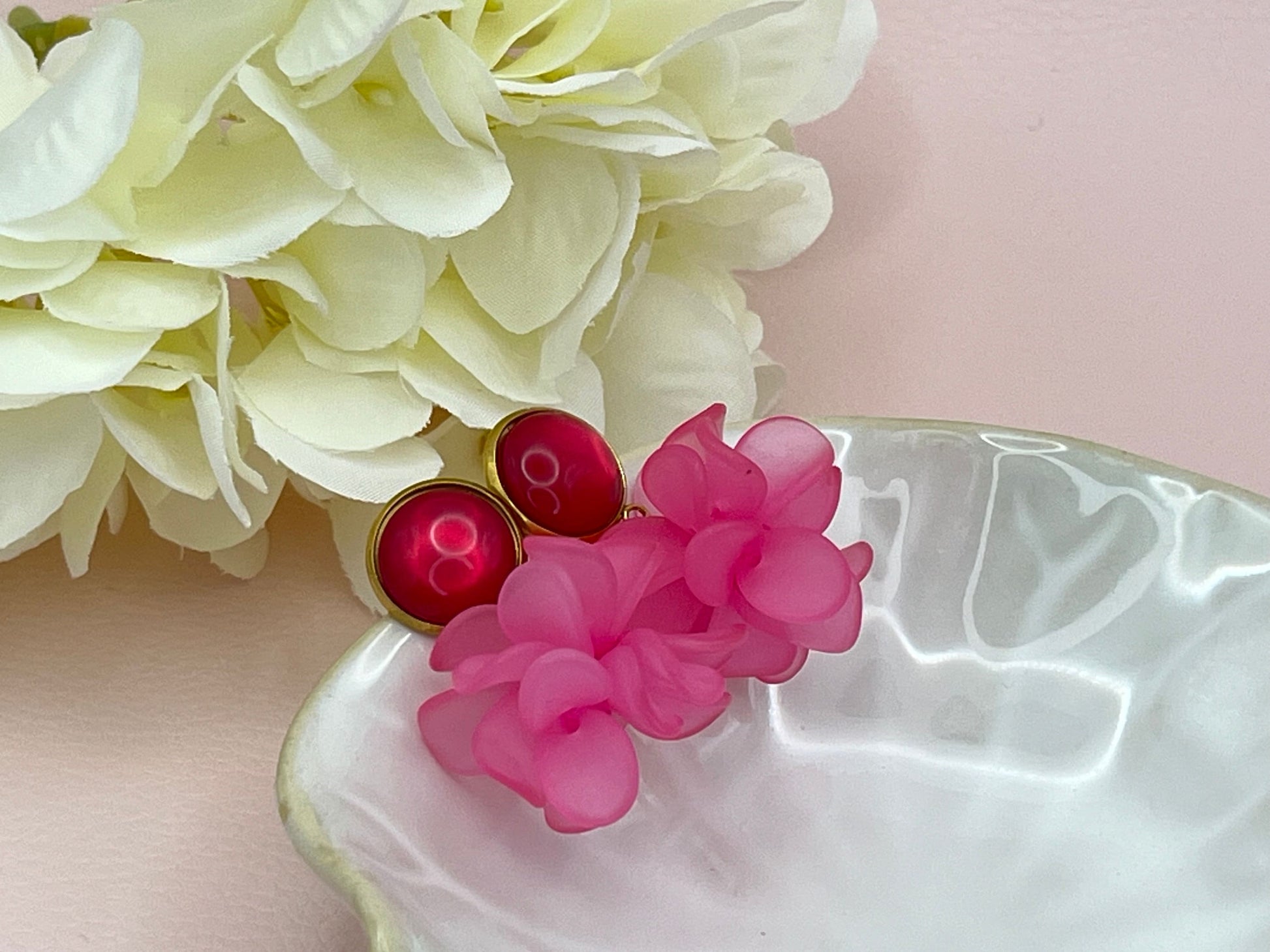 Ornamentohrringe, leichte Statementohrringe an vergoldeten Steckern mit Cabochons Grün Rosa - Laury goes Verona