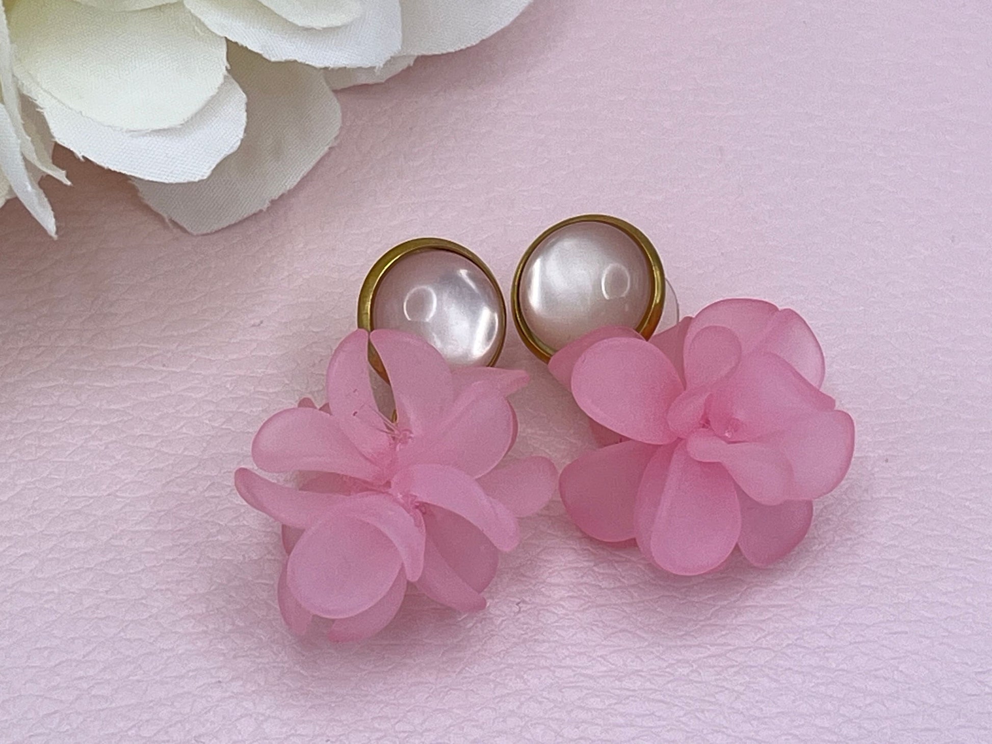 Ornamentohrringe, leichte Statementohrringe an vergoldeten Steckern mit Cabochons Grün Rosa - Laury goes Verona