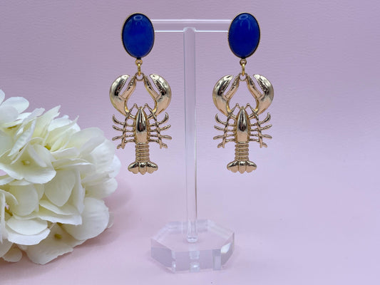 Statementohrringe mit Hummer Anhängern an vergoldeten Steckern mit blauen Jade Cabochons - Laury goes Maine
