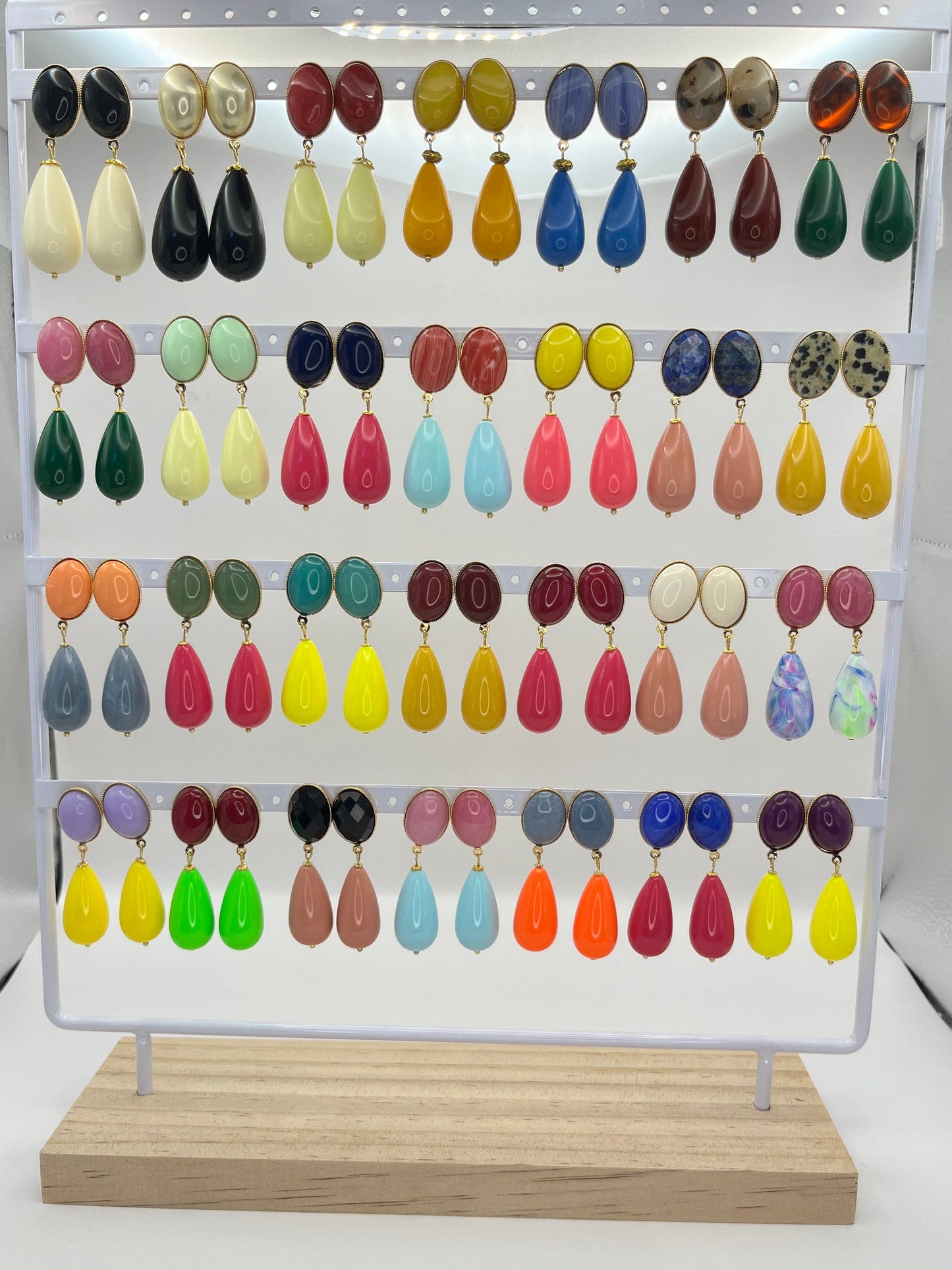 Tropfenohrringe, leichte Statementohrringe mit Resintropfen in Rosa an vergoldeten Steckern mit Rosa Jade Cabochons - Laury goes Verona