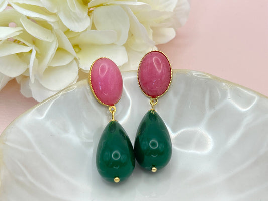 Tropfenohrringe, Statement Ohrringe mit dunkelgrünen Resintropfen an vergoldeten Steckern mit rosa Jade Cabochons - Laury goes Venice