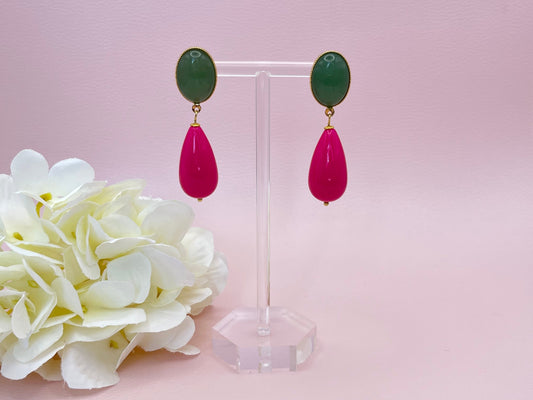 Tropfenohrringe, Statement Ohrringe mit pinken Resintropfen an vergoldeten Steckern mit hellgrünen Jade Cabochons - Laury goes Venice