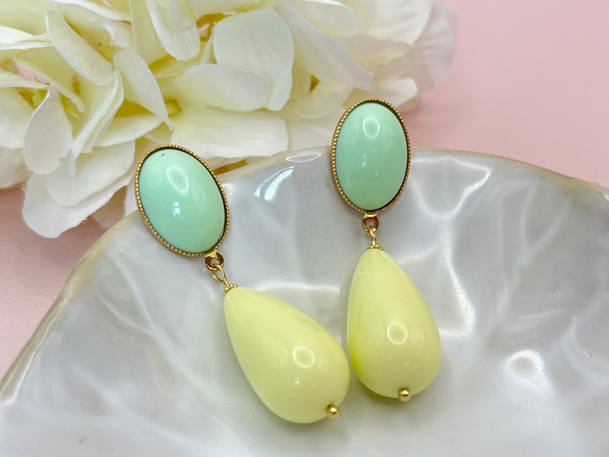 Tropfenohrringe, Statement Ohrringe mit Resintropfen in Vanille an vergoldeten Steckern mit Cabochons in Mint - Laury goes Verona