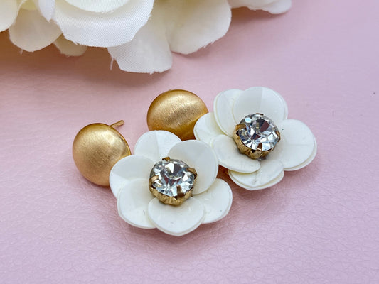 Hängeohrringe, Perlenohrringe mit großer Muschelkernperle an Blumensteckern aus Pailletten und Zirkonia - Laury goes Oslo