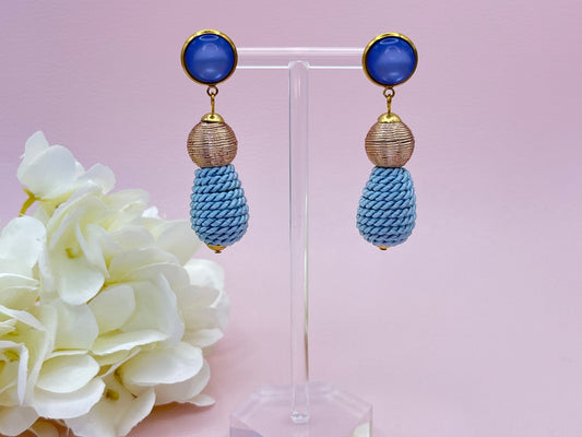 Tropfenohrringe, Statement Ohrringe mit hellblauen Kordeltropfen und goldenen Fadenperlen an blauen Cabochons - Laury goes Inverness