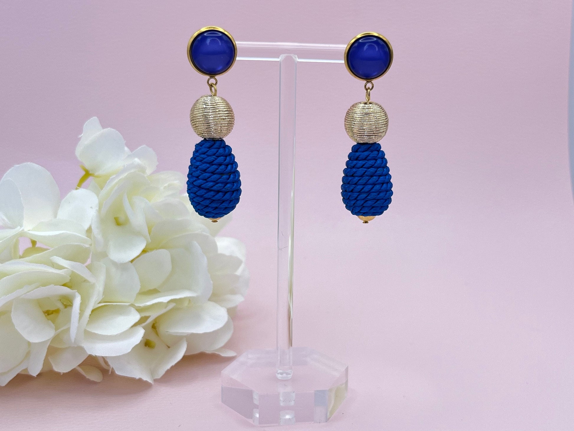 Tropfenohrringe, Statement Ohrringe mit blauen Kordeltropfen und goldenen Fadenperlen an blauen Cabochons - Laury goes Inverness