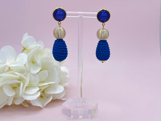 Tropfenohrringe, Statement Ohrringe mit blauen Kordeltropfen und goldenen Fadenperlen an blauen Cabochons - Laury goes Inverness