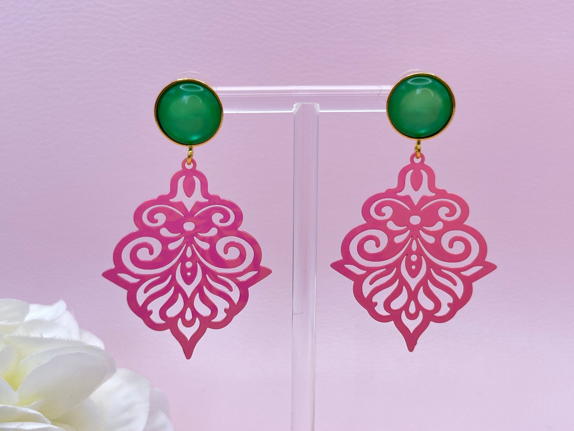Ornamentohrringe, leichte Statementohrringe mit rosa Ornamentanhängern an vergoldeten Steckern mit grünen Cabochons - Laury goes Goa