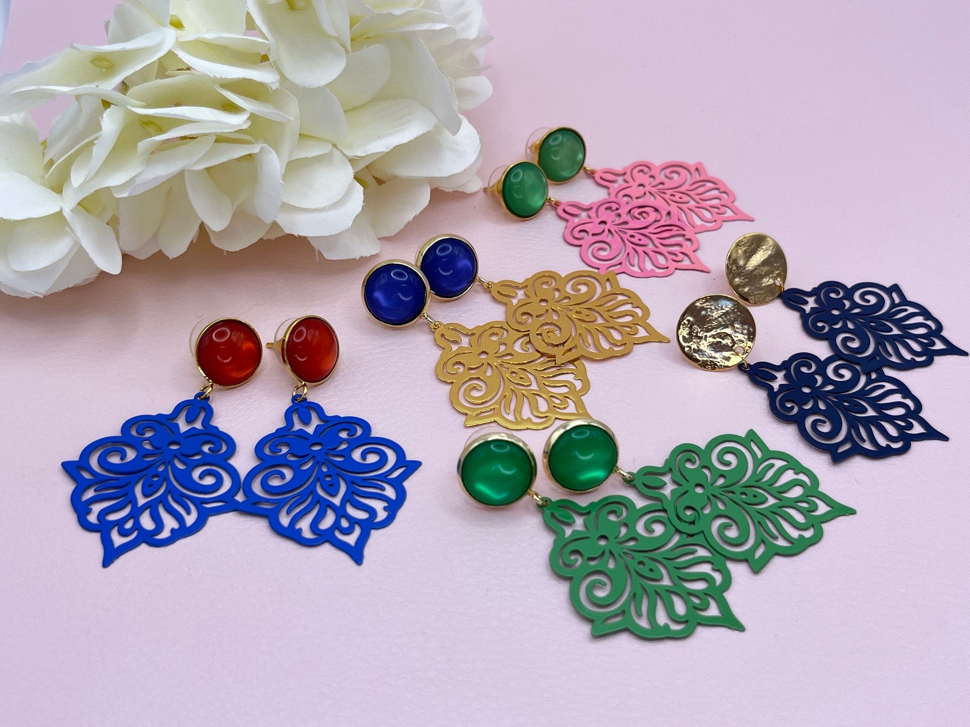 Ornamentohrringe, leichte Statementohrringe an vergoldeten Steckern mit Cabochons Grün Rosa - Laury goes Verona