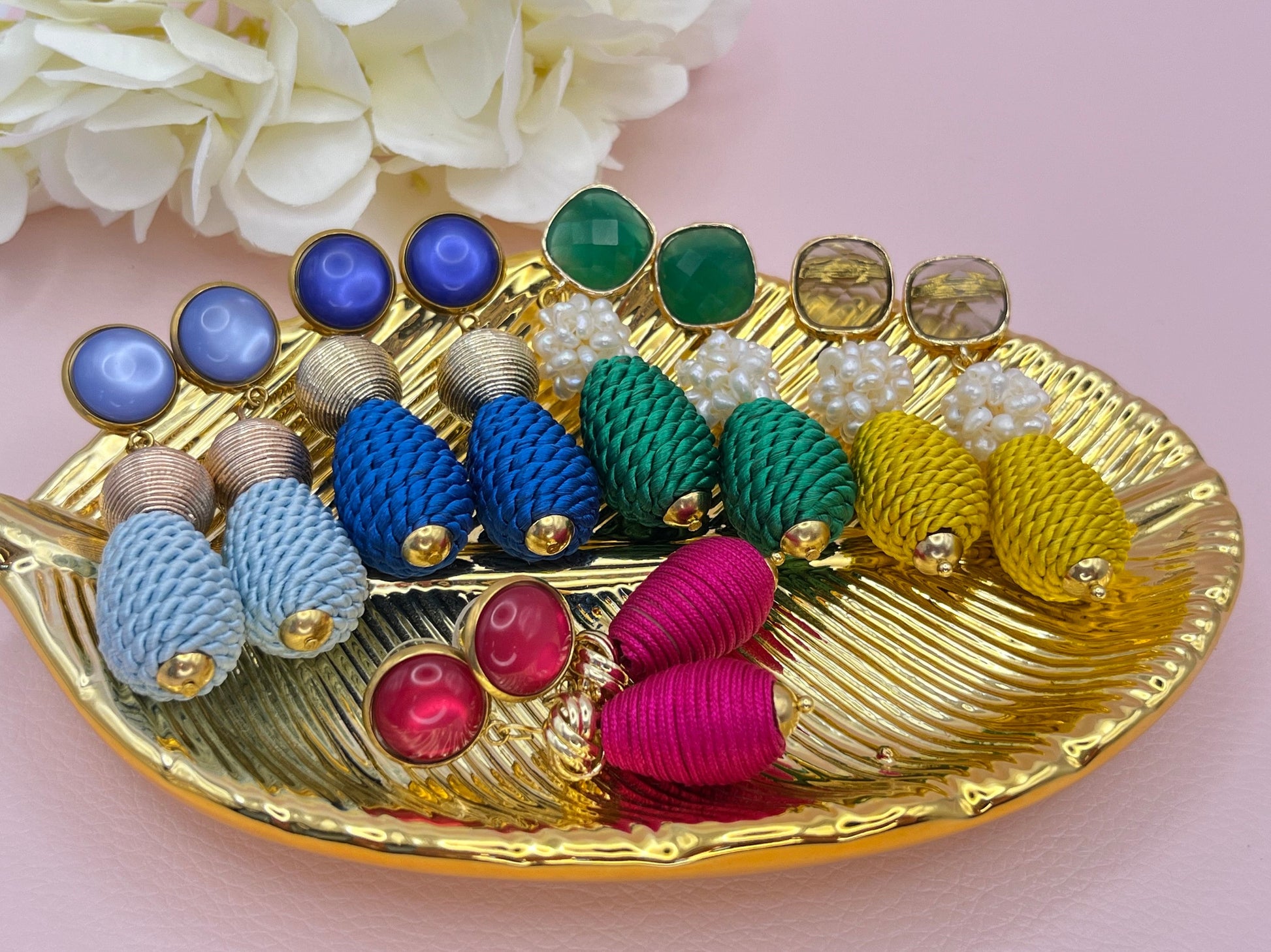 Tropfenohrringe, Statement Ohrringe mit blauen Kordeltropfen und goldenen Fadenperlen an blauen Cabochons - Laury goes Inverness