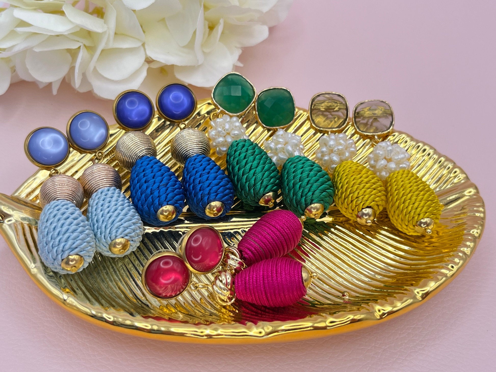 Tropfenohrringe, Statement Ohrringe mit hellblauen Kordeltropfen und goldenen Fadenperlen an blauen Cabochons - Laury goes Inverness