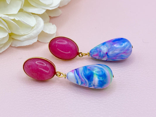 Tropfenohrringe, Statement Ohrringe mit Neon marmorierten Resintropfen an vergoldeten Steckern mit Rosa Jade Cabochons - Laury goes Verona