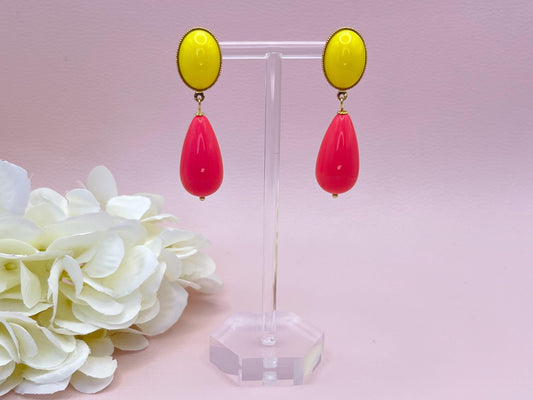 Tropfenohrringe, Statement Ohrringe mit Resintropfen in Pink an vergoldeten Steckern mit gelben Cabochons - Laury goes Verona