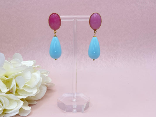 Tropfenohrringe, Statement Ohrringe mit Resintropfen in Hellblau an vergoldeten Steckern mit Rosa Cabochons - Laury goes Verona
