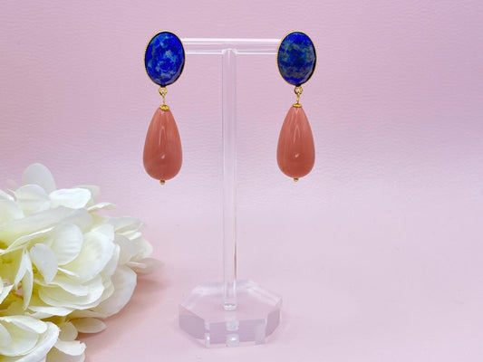 Tropfenohrringe, Statement Ohrringe mit Resintropfen in Koralle an vergoldeten Steckern mit Lapislazuli Cabochons - Laury goes Verona