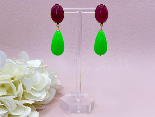 Tropfenohrringe, Statement Ohrringe mit Resintropfen in Neon Grün an vergoldeten Steckern mit Jade Cabochons in Fuchsia - Laury goes Verona