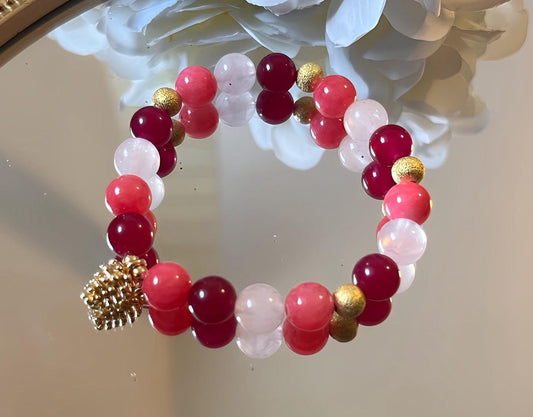 Armband mit Natursteinen und Edelstahlperlen in Pink Rosa Gold mit Tannenzapfen Charm, Freundschaftsarmband - Laury goes Kronberg