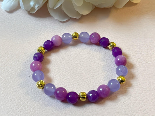 Armband mit Natursteinperlen in Lila Violett und Gold, elegantes Freundschaftsarmband - Laury goes Kronberg
