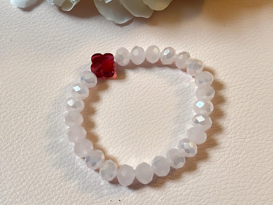 Armband aus glitzernden Facettperlen in Rosa mit rotem Kleeblatt aus Kristallglas, Freundschaftsarmband - Laury goes Kronberg