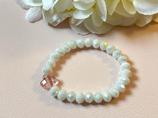Armband aus glitzernden Facettperlen in Creme mit Kleeblatt aus Kristallglas in Rosa, Freundschaftsarmband - Laury goes Kronberg