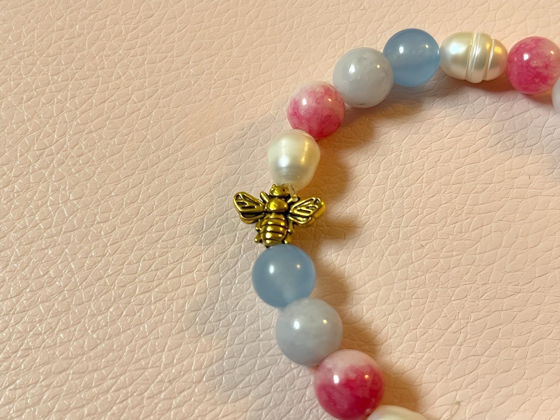 Armband mit Natursteinen und Süßwasserperlen in Hellblau und Rosa mit Elefant oder Biene, Freundschaftsarmband - Laury goes Kronberg