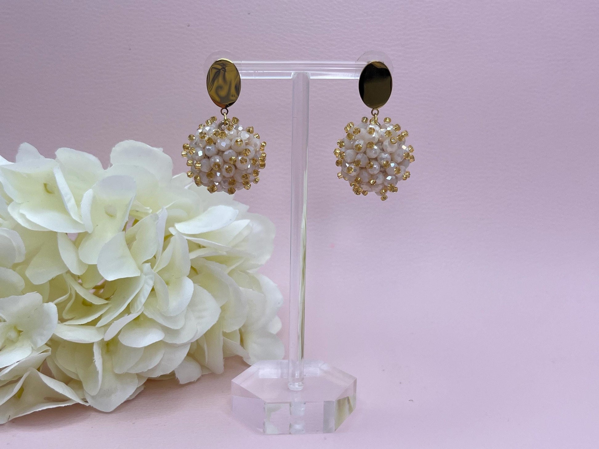 Statementohrringe, Glitzerohrringe, Ohrstecker mit Facettperlen Kugelanhänger Creme Gold - Laury goes Flachau