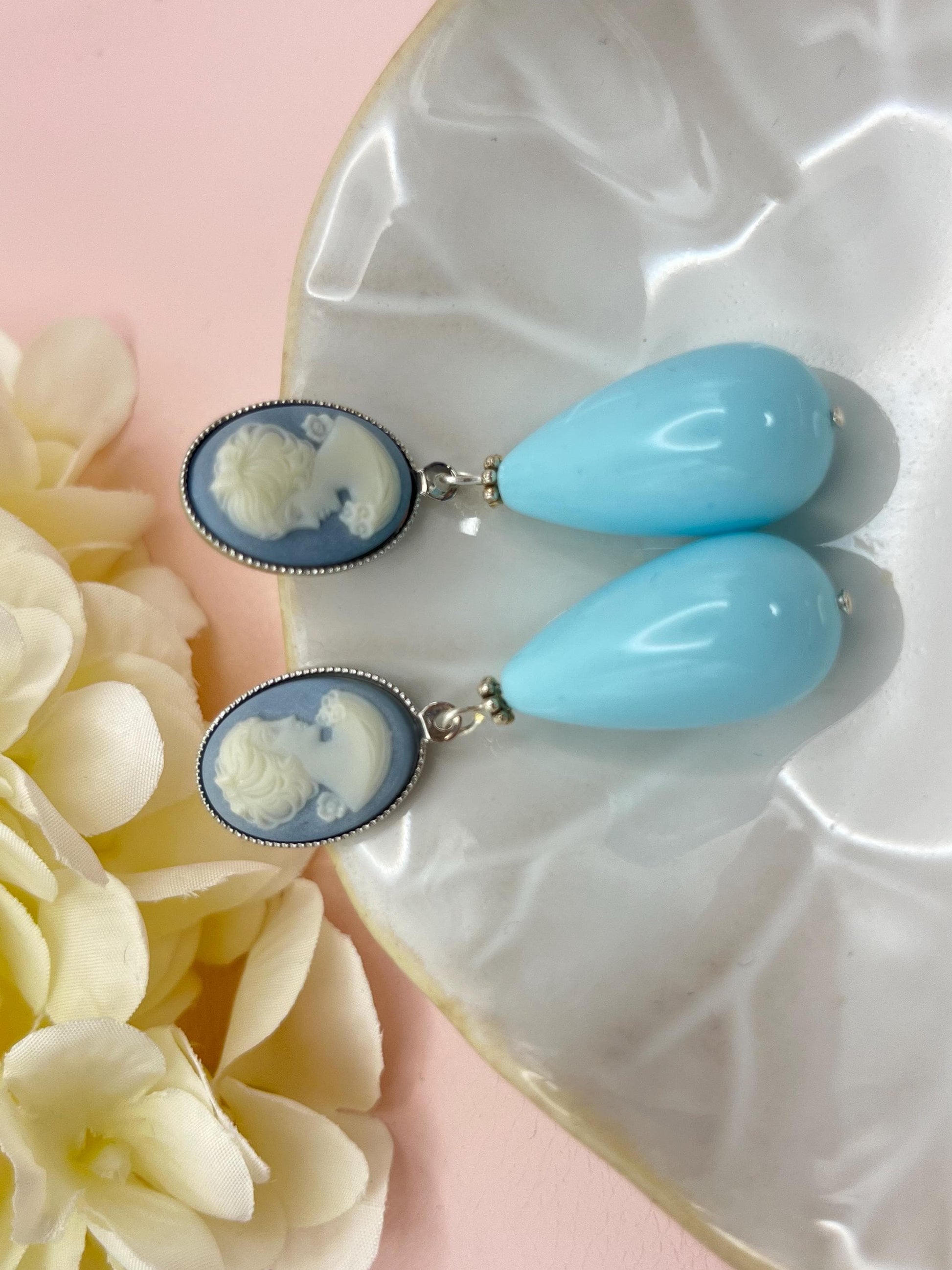 Tropfenohrringe, Statement Ohrringe mit hellblauen Resintropfen an vergoldeten Steckern mit Cabochons mit Kameen - Laury goes Vienna