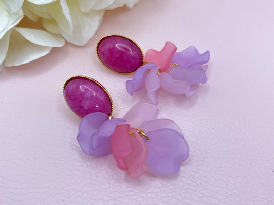 Blumen Ohrringe, leichte Statementohrringe mit Blütenblättern an vergoldeten Steckern mit Jade Cabochons in Pink - Laury goes Tokyo
