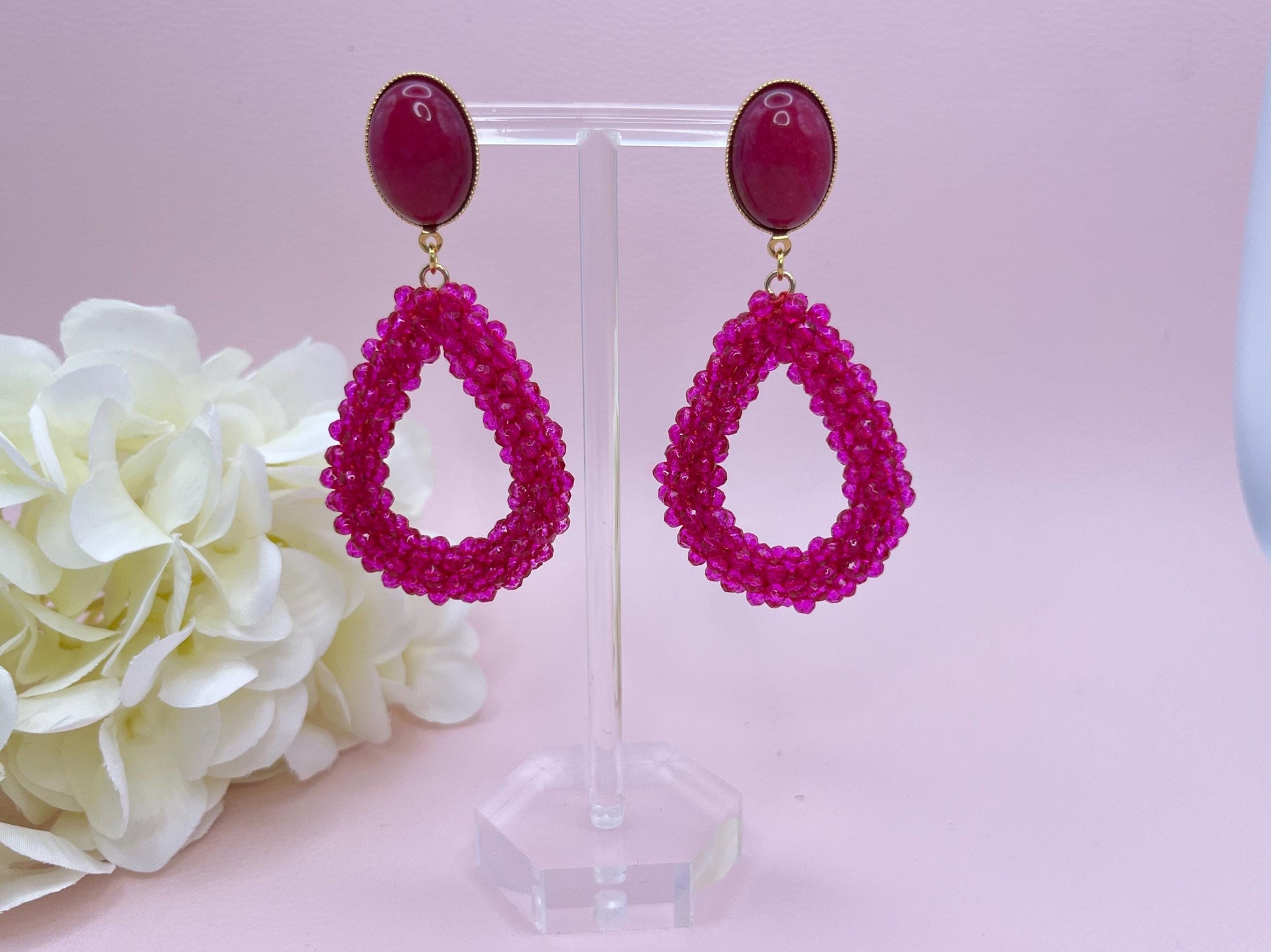 Glitzer Statment Ohrringe mit pinken Facettperlen Tropfen an vergoldeten Ohrsteckern mit Fuchsia Jade Cabochons - Laury goes Côtes d‘Azure