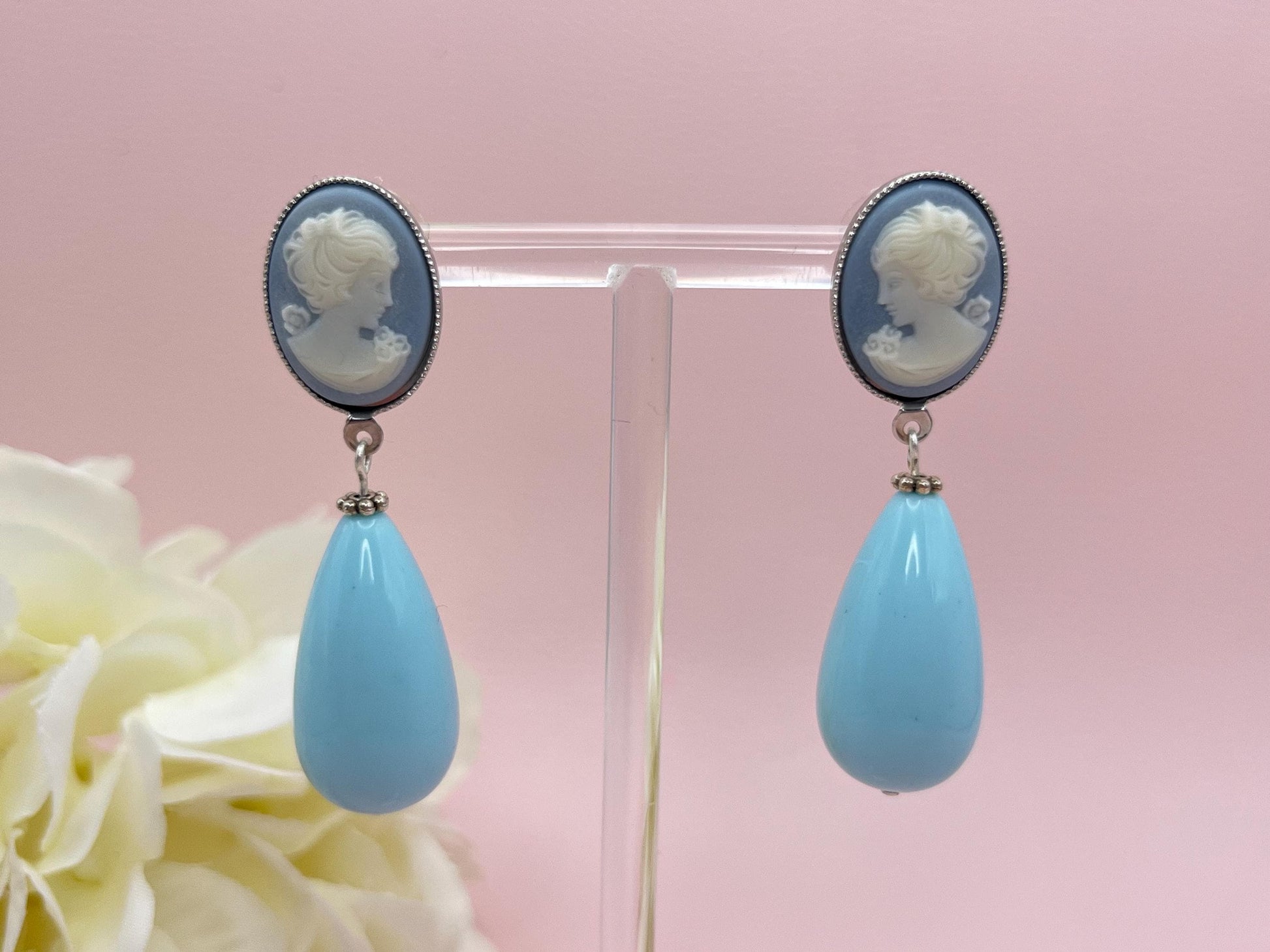 Tropfenohrringe, Statement Ohrringe mit hellblauen Resintropfen an vergoldeten Steckern mit Cabochons mit Kameen - Laury goes Vienna