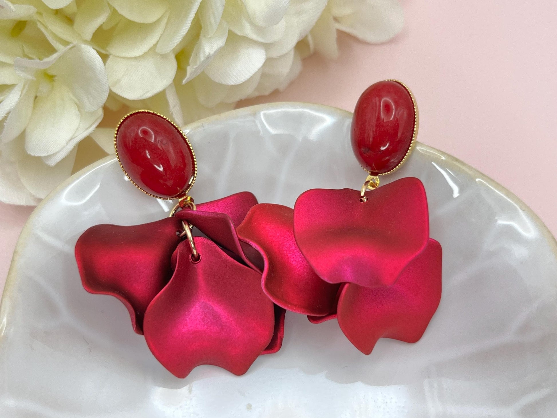 Blumen Ohrringe, leichte Statementohrringe mit Blütenanhänger an vergoldeten Steckern mit Cabochons in Pink - Laury goes Tokyo