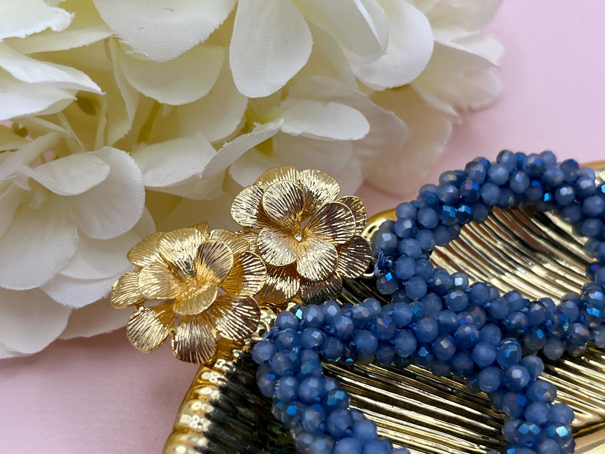 Glitzer Statement Ohrringe mit Tropfen aus blauen Facettperlen an vergoldeten Blumen Steckern - Laury goes Chelsea