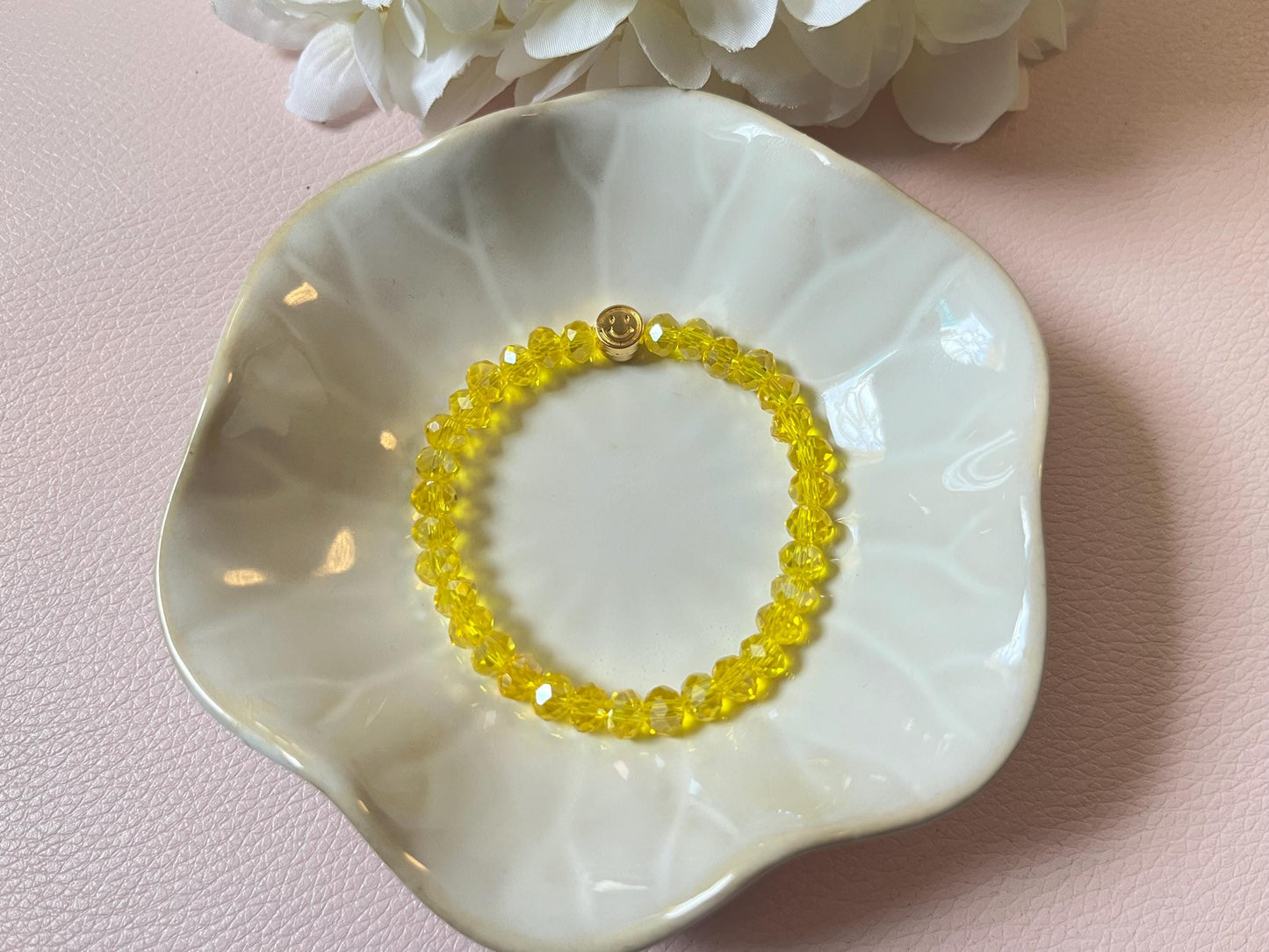 Funkelndes Armband aus glitzernden Facettperlen mit goldenem Lachgesicht in Gelb - Laury goes Cancún