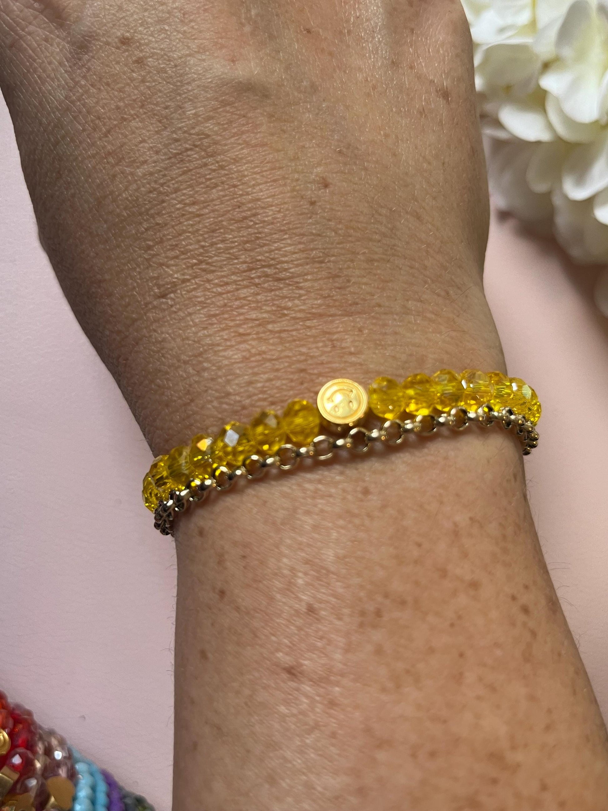 Funkelndes Armband aus glitzernden Facettperlen mit goldenem Lachgesicht in Gelb - Laury goes Cancún