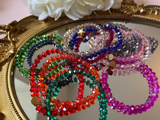 Funkelndes Armband aus glitzernden Facettperlen mit goldenem Herz in Rot - Laury goes Prag