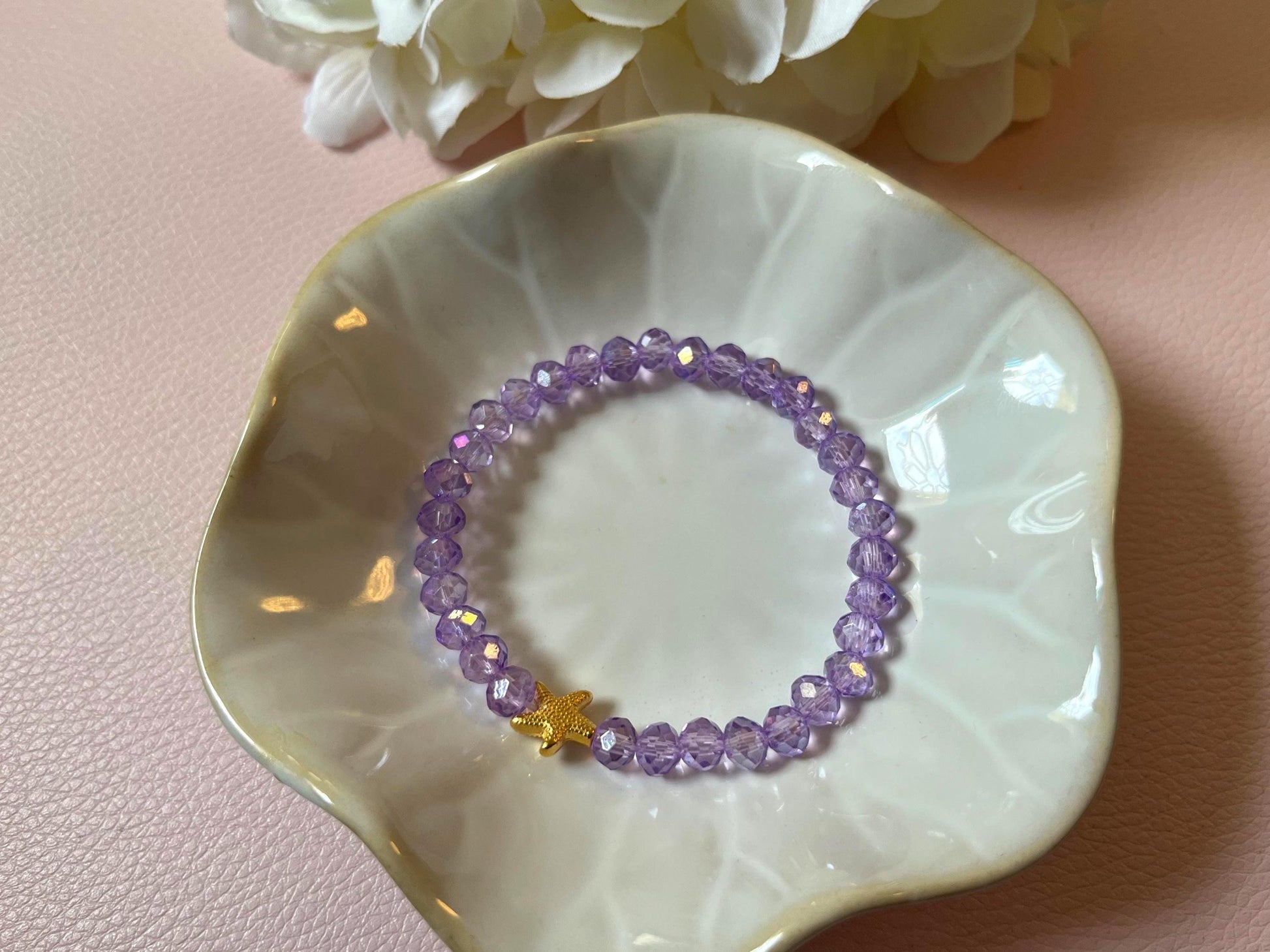 Glitzerarmband, Freundschaftsarmband, funkelndes Armband aus glitzernden Facettperlen in Flieder mit goldenem Seestern - Laury goes Cancùn