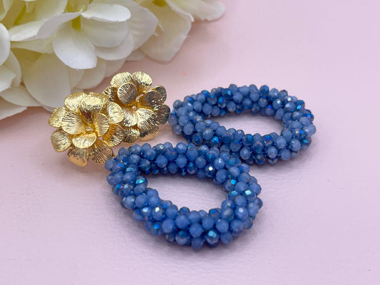 Glitzer Statement Ohrringe mit Tropfen aus blauen Facettperlen an vergoldeten Blumen Steckern - Laury goes Chelsea