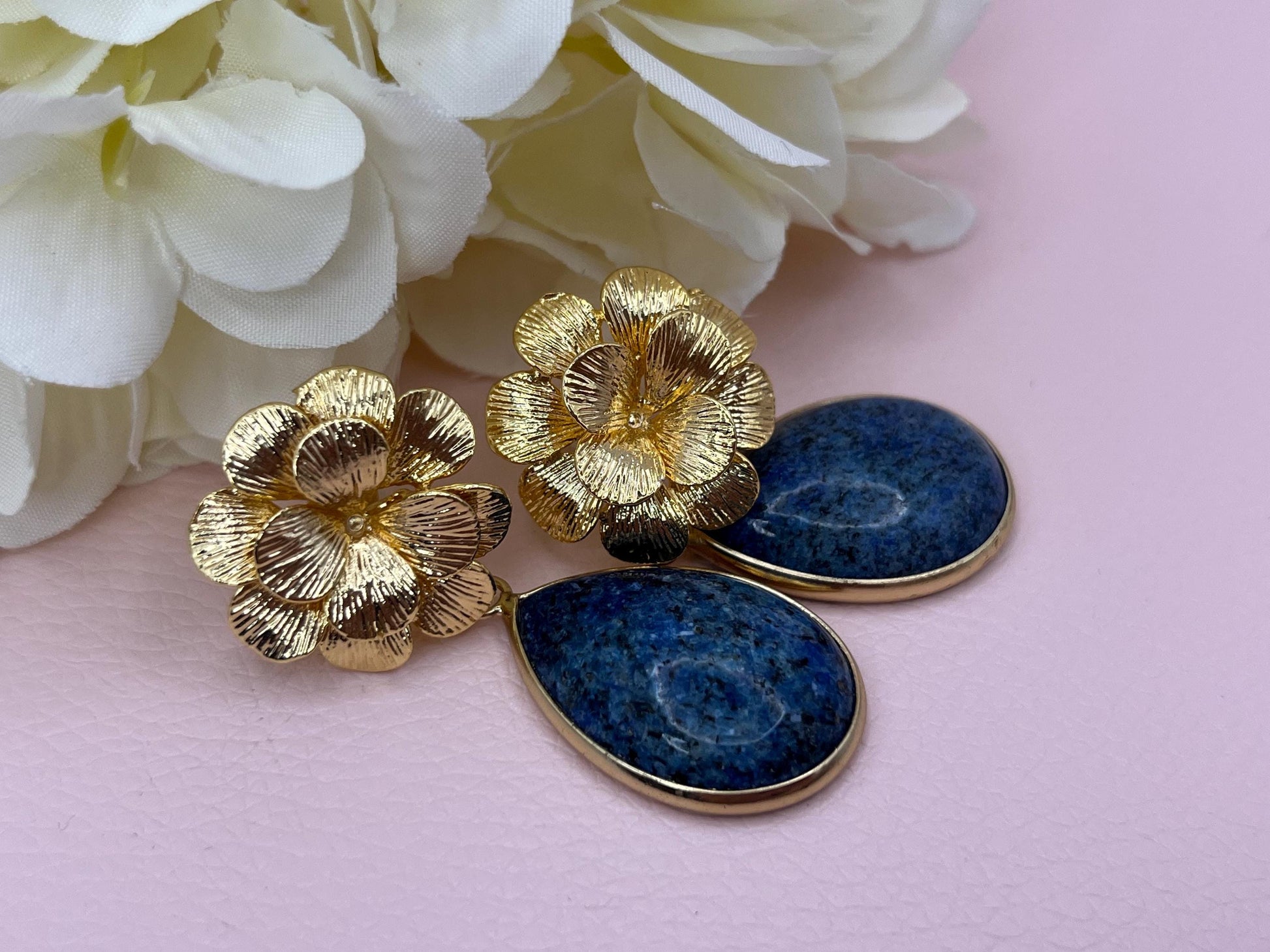 Statementohrringe, Hängeohrringe mit Lapislazuli Anhängern an vergoldeten Blumensteckern - Laury goes Chelsea