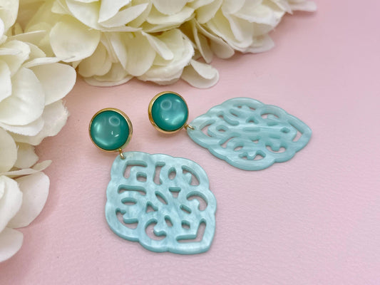 Leichte Ornamentohrringe, Hängeohrringe an vergoldeten Ohrsteckern mit Cabochons in Türkis - Laury goes Marrakesh