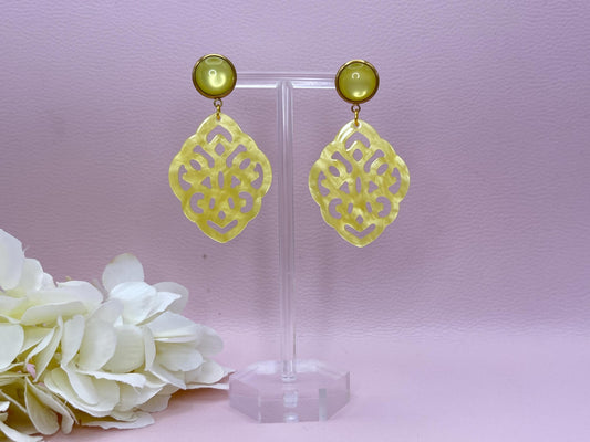 Leichte Ornamentohrringe, Hängeohrringe an vergoldeten Ohrsteckern mit Cabochons in Gelb - Laury goes Marrakesh