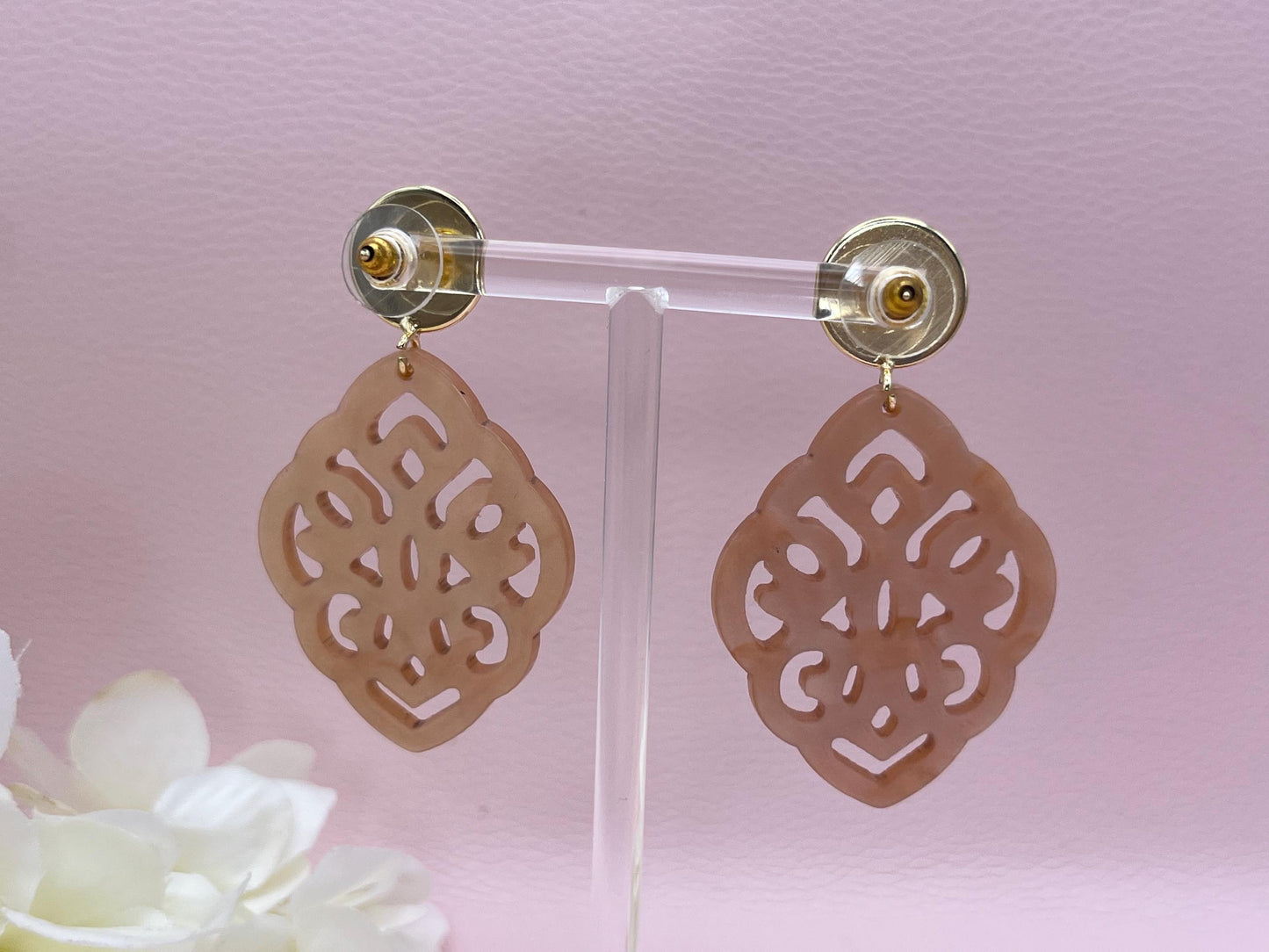 Leichte Ornamentohrringe, Hängeohrringe an vergoldeten Ohrsteckern mit Cabochons in Nude - Laury goes Marrakesh